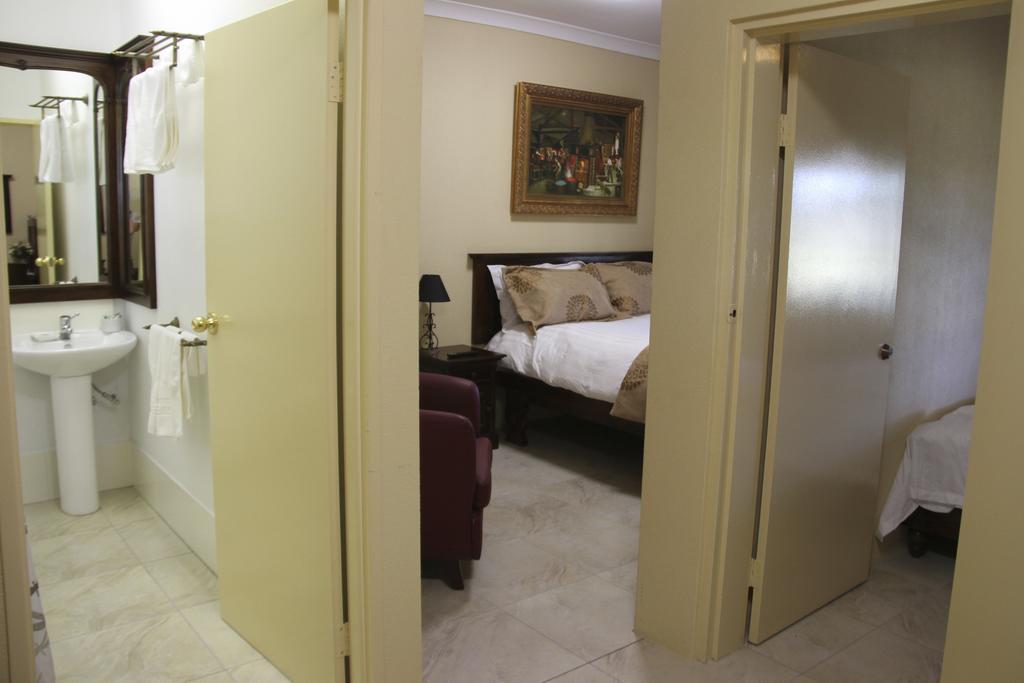 Overlander Homestead Motel Рома Номер фото