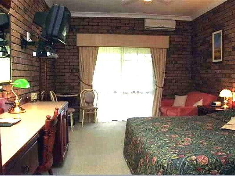 Overlander Homestead Motel Рома Экстерьер фото
