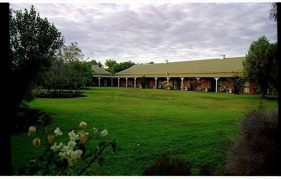 Overlander Homestead Motel Рома Экстерьер фото