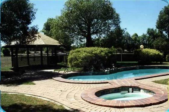 Overlander Homestead Motel Рома Удобства фото