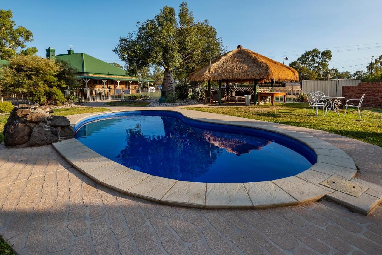 Overlander Homestead Motel Рома Экстерьер фото