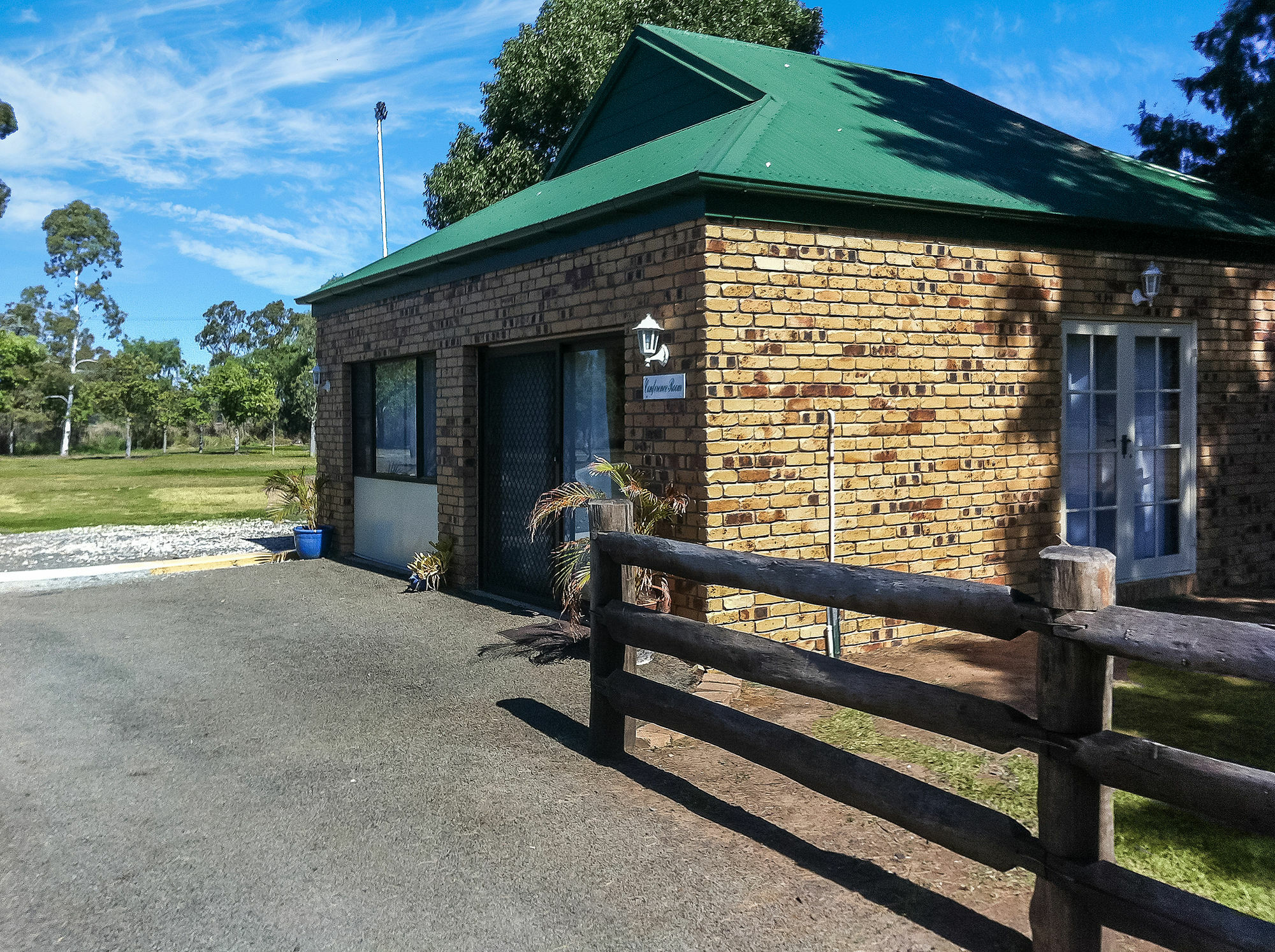 Overlander Homestead Motel Рома Экстерьер фото